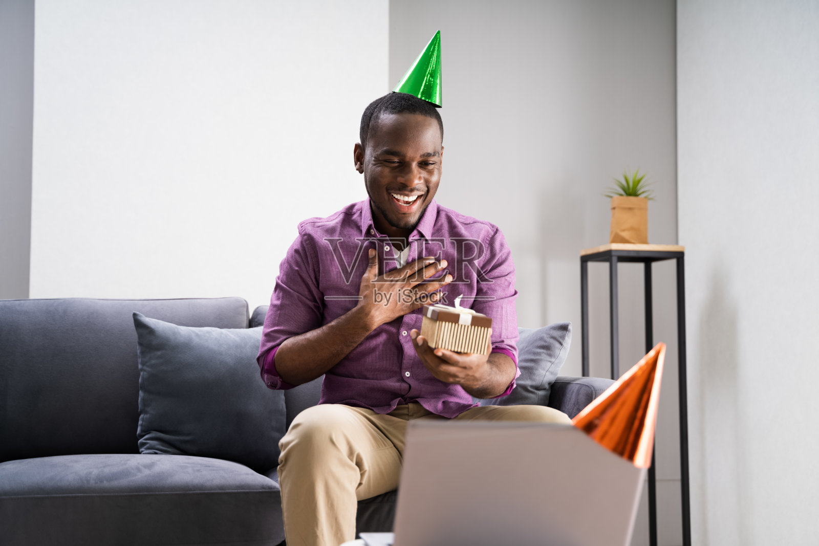 生日视频会议派对电话与礼物照片摄影图片