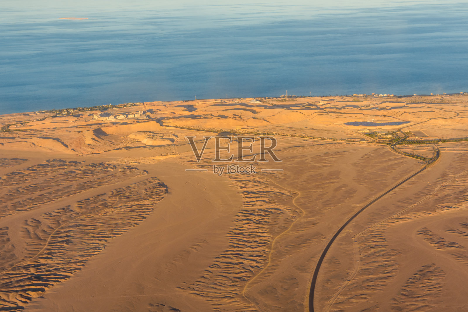 飞机上的阿拉伯沙漠和红海航拍照片摄影图片