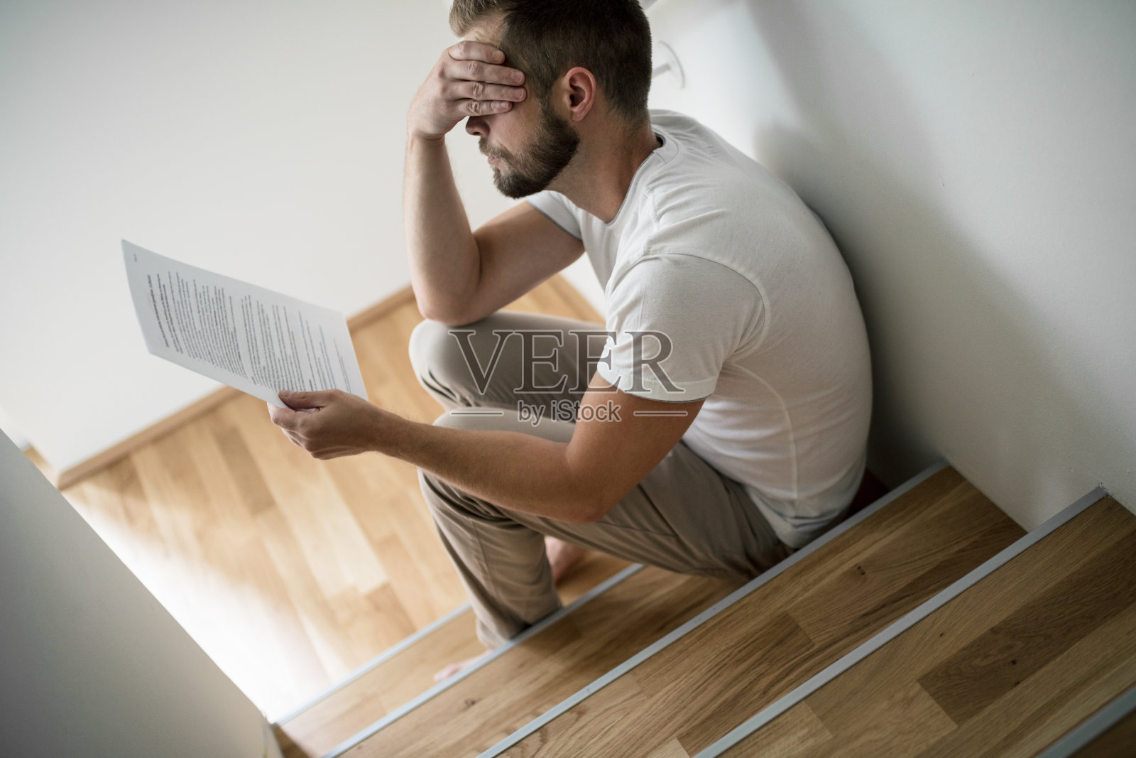 在家为财务状况担忧的沮丧男子照片摄影图片