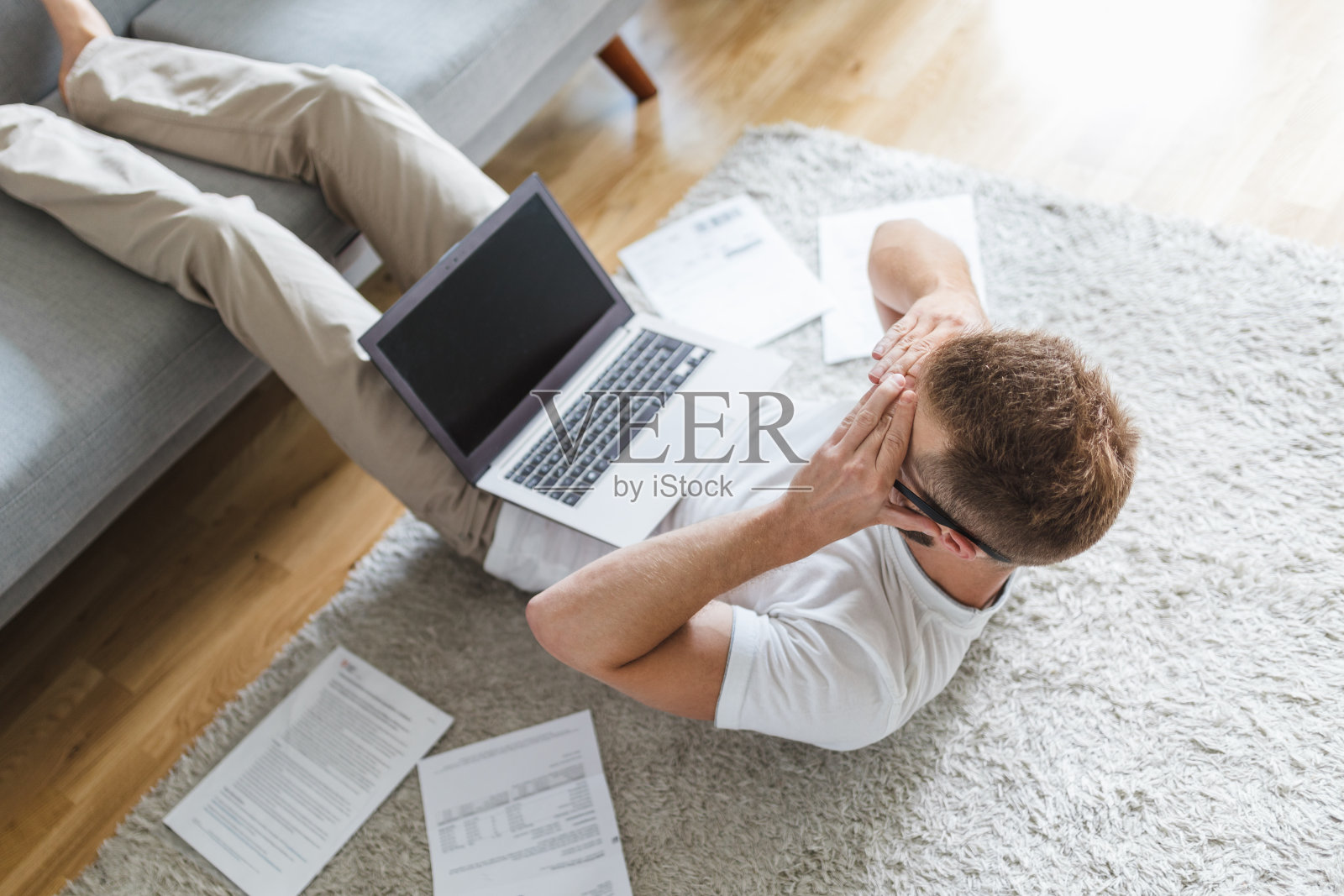 在冠状病毒大流行期间在家工作的男子照片摄影图片