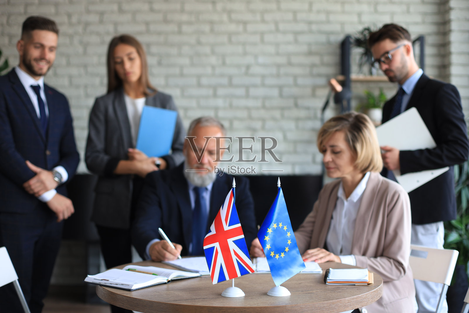 两个商业伙伴签署一份文件。欧盟和大不列颠。Brexit。照片摄影图片