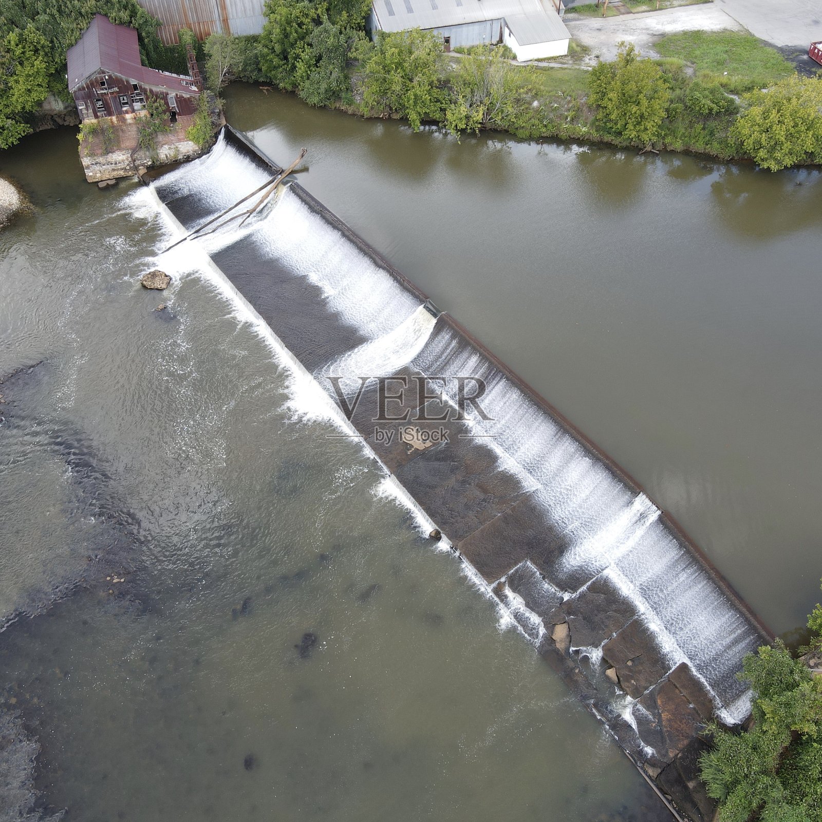 河上的历史性溢洪道照片摄影图片