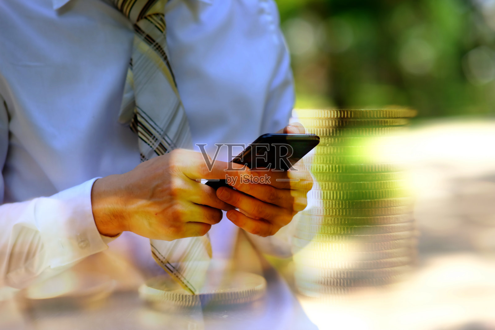 双重曝光，业务工作的智能手机和硬币堆叠的背景照片摄影图片