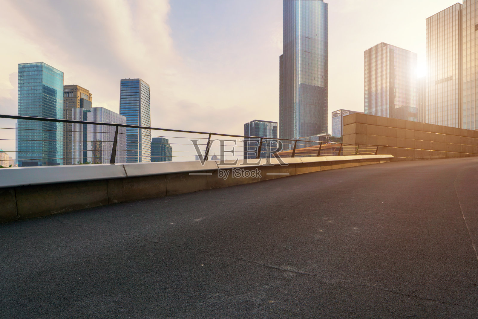 市中心空荡荡的柏油路，现代化的办公大楼和天际线。照片摄影图片