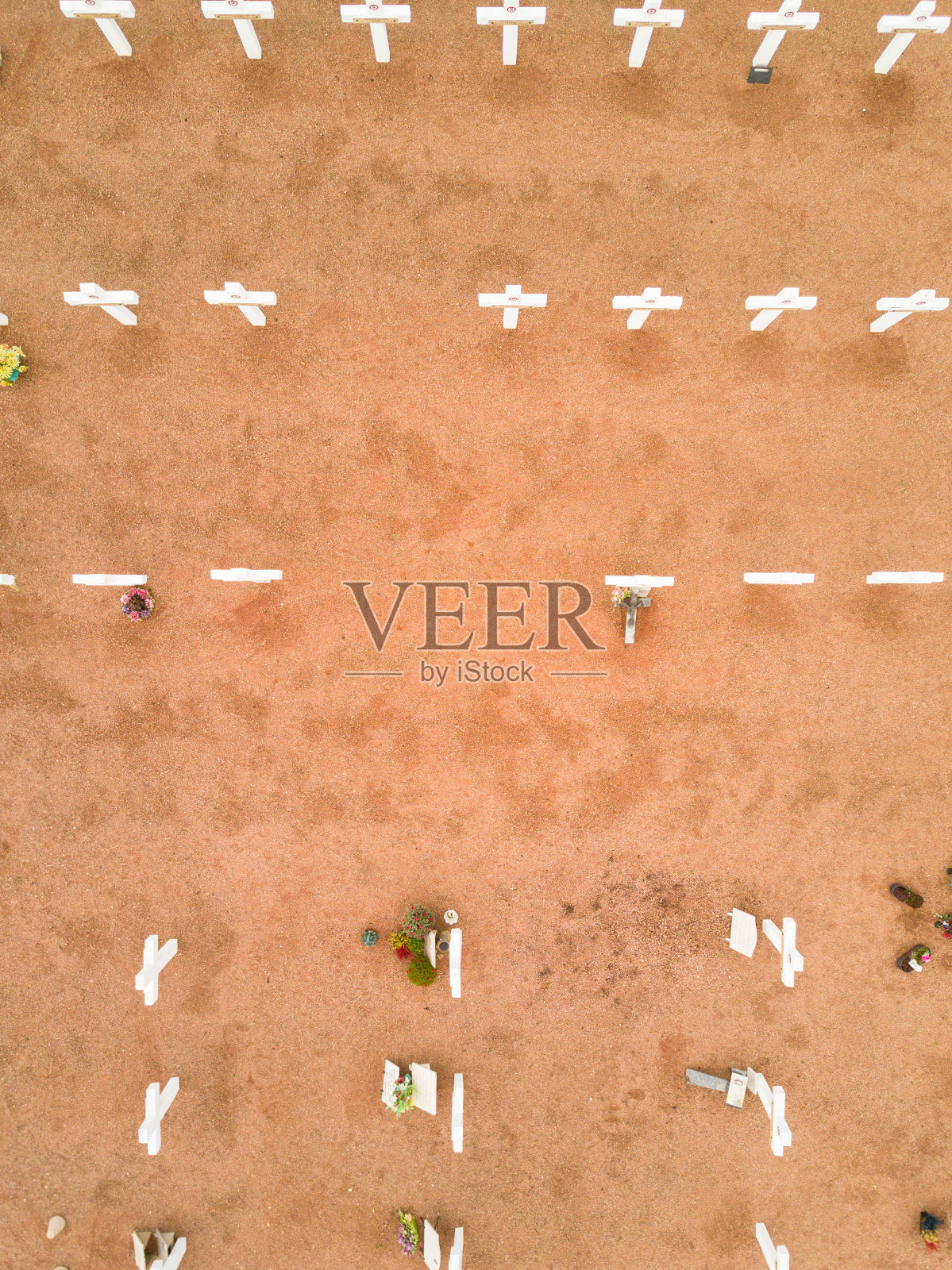 欧洲传统墓地的航拍图像。克卢尼市的城市。照片摄影图片