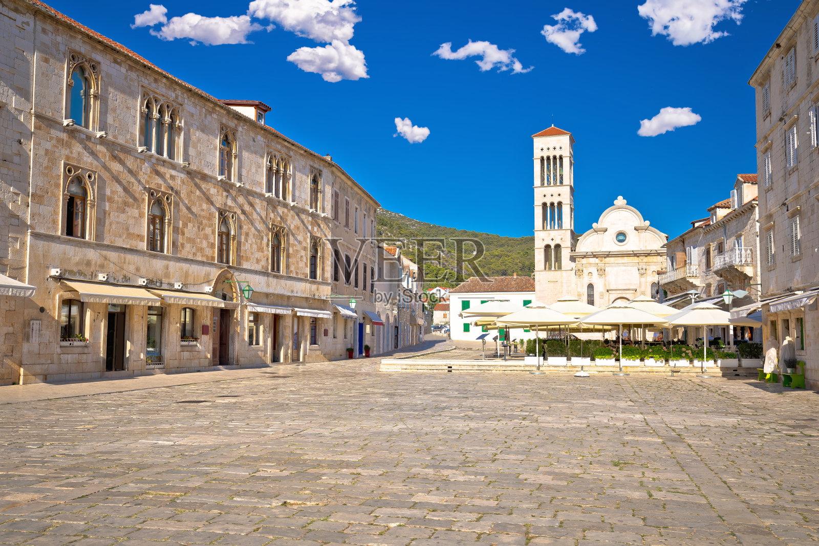 在赫瓦尔镇的Pjaca石广场和教堂照片摄影图片