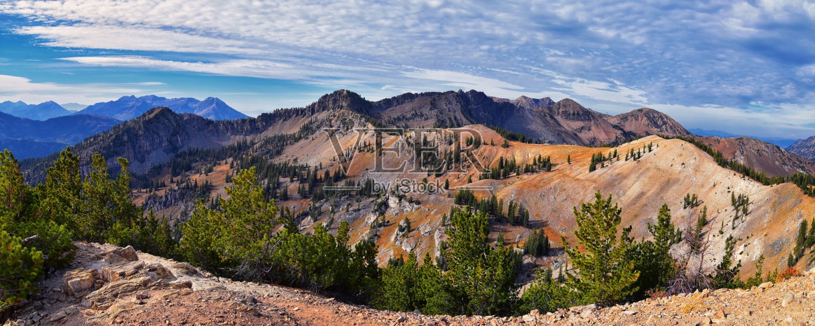 日落峰徒步旅行路线，在洛基瓦萨奇前山，中途岛和赫伯，犹他州的阿尔塔度假村恶魔城堡糖面包山。美国。照片摄影图片