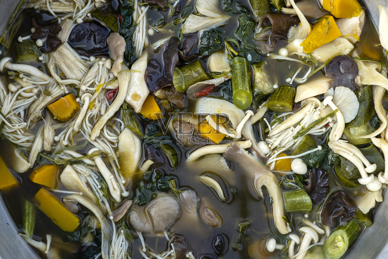 大锅煮蘑菇汤，泰式食物。泰国当地市场的街头小吃，特写照片摄影图片