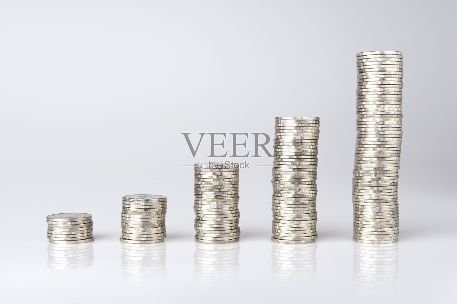 在白色背景上堆叠的泰铢银币。省钱的概念照片摄影图片