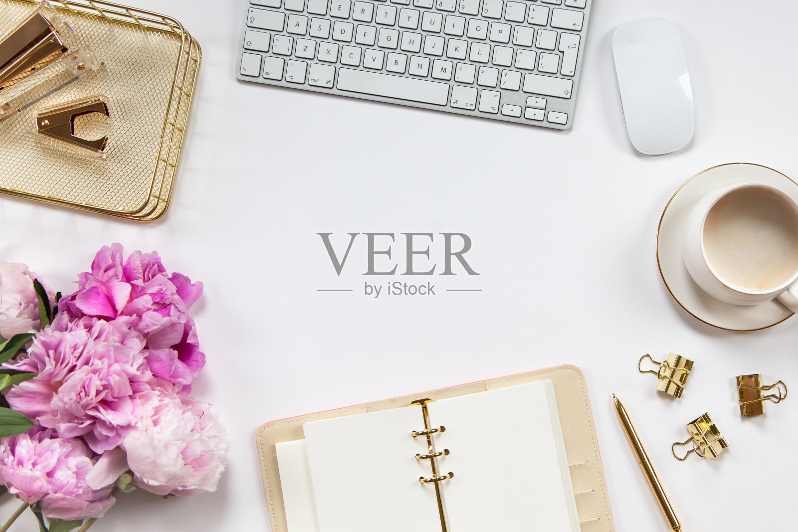 办公文具用键盘、鼠标、咖啡和鲜花摆放在白色的桌子上照片摄影图片