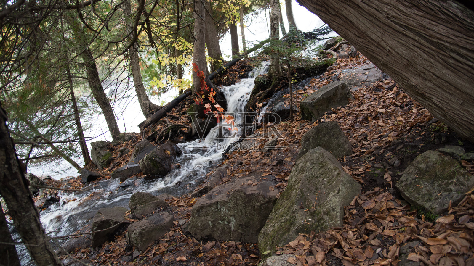 安托纳贡县的邦德瀑布，靠近密歇根上半岛的豪猪山照片摄影图片
