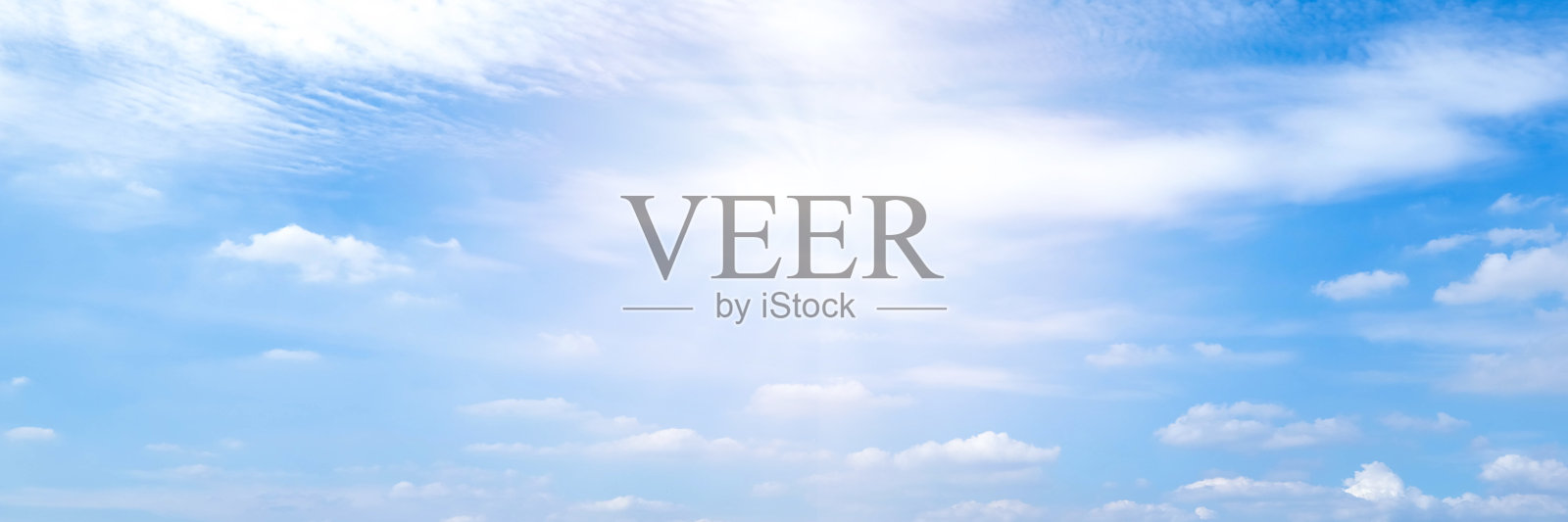 美丽的蓝天白云为背景。全景的天空。照片摄影图片