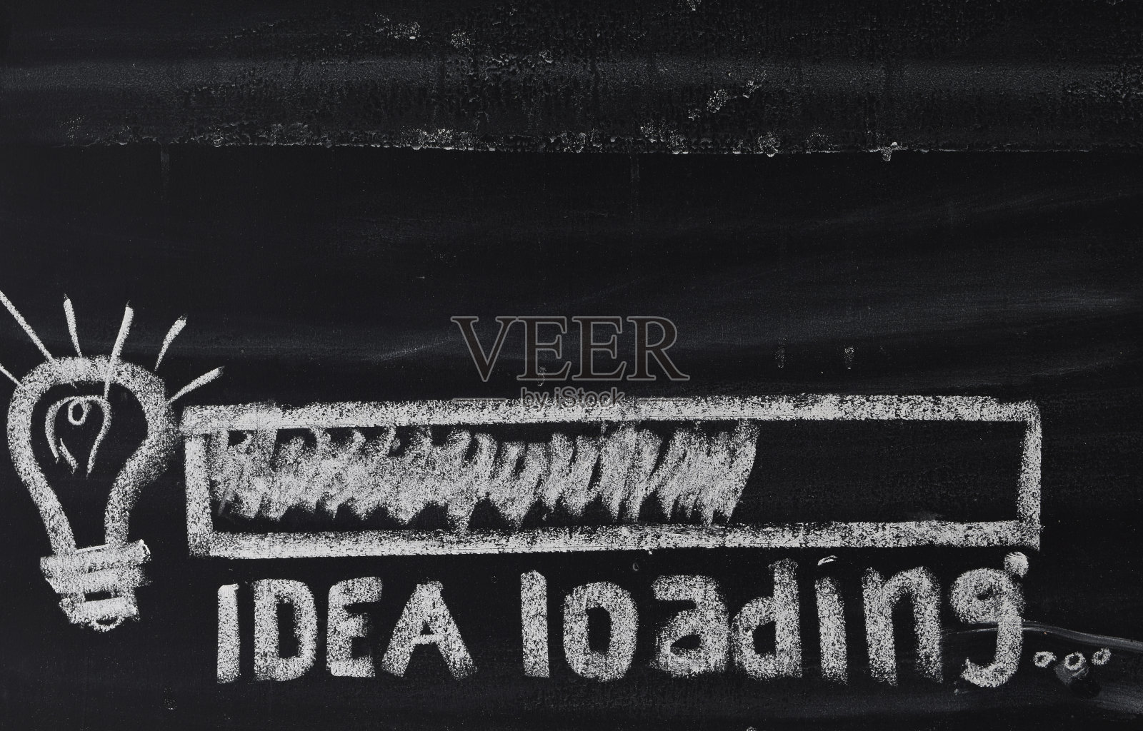 在黑板上加载想法照片摄影图片