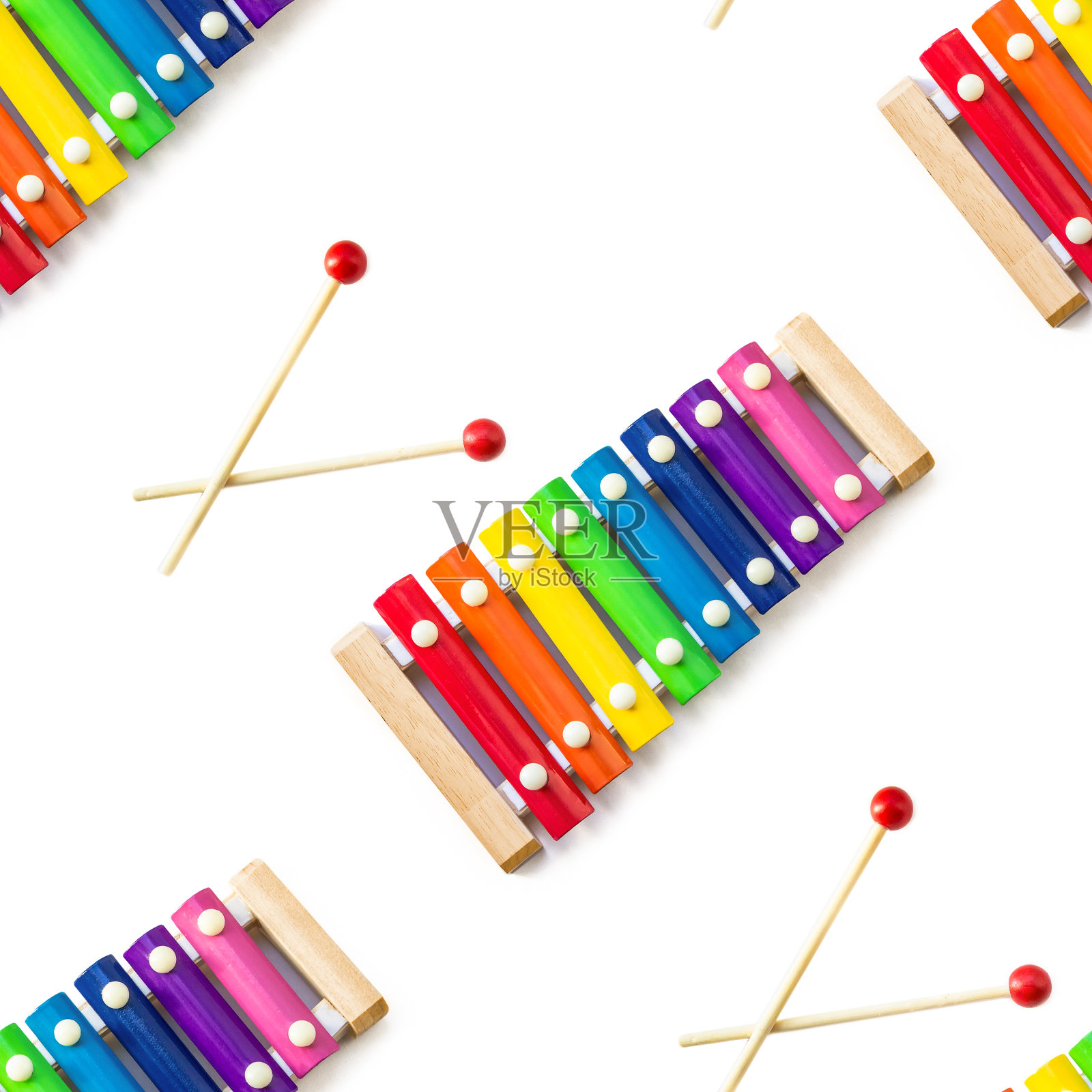 无缝图案的彩虹彩色木制玩具8音木琴钟琴孤立在白色背景与剪切路径。金属和木头制成的玩具钟琴。音乐,充满活力。节奏,听。照片摄影图片