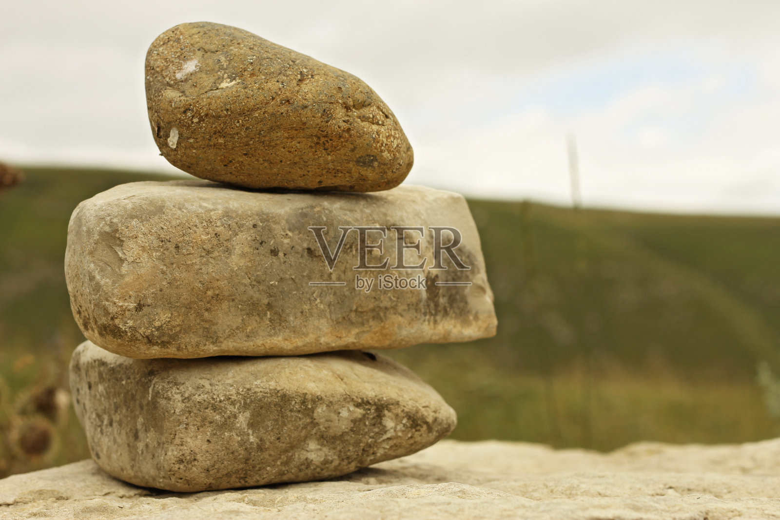 在高加索山脉附近的高山野上的石头与暴风雨的天空相映成辉照片摄影图片