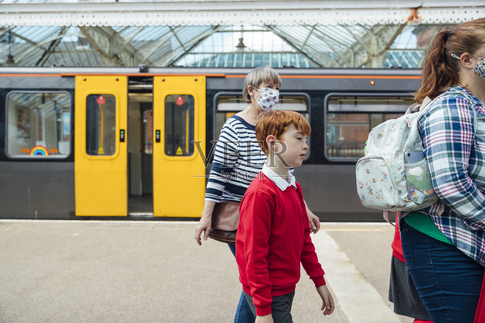 穿过车站照片摄影图片