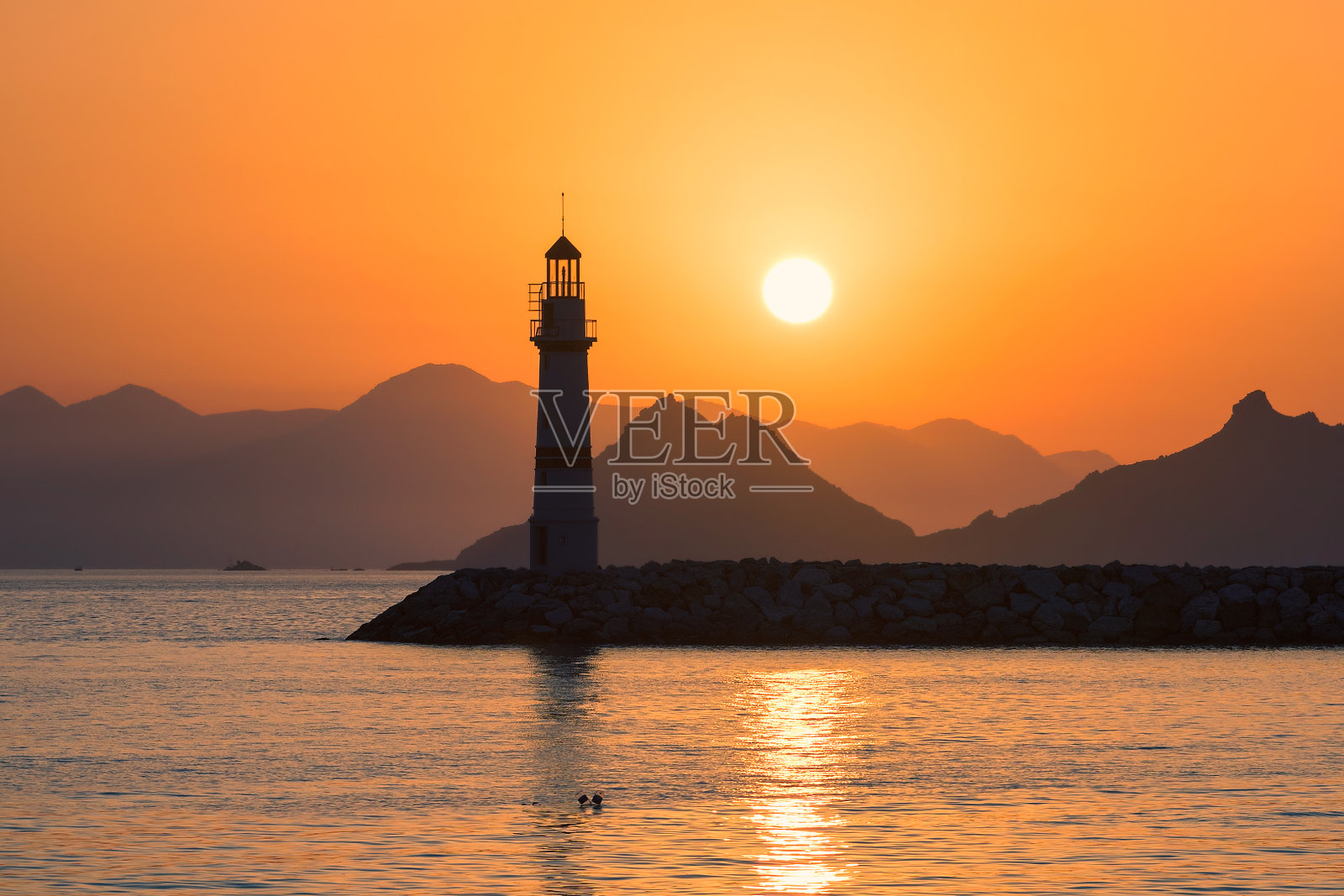 港口灯塔日落与游艇照片摄影图片