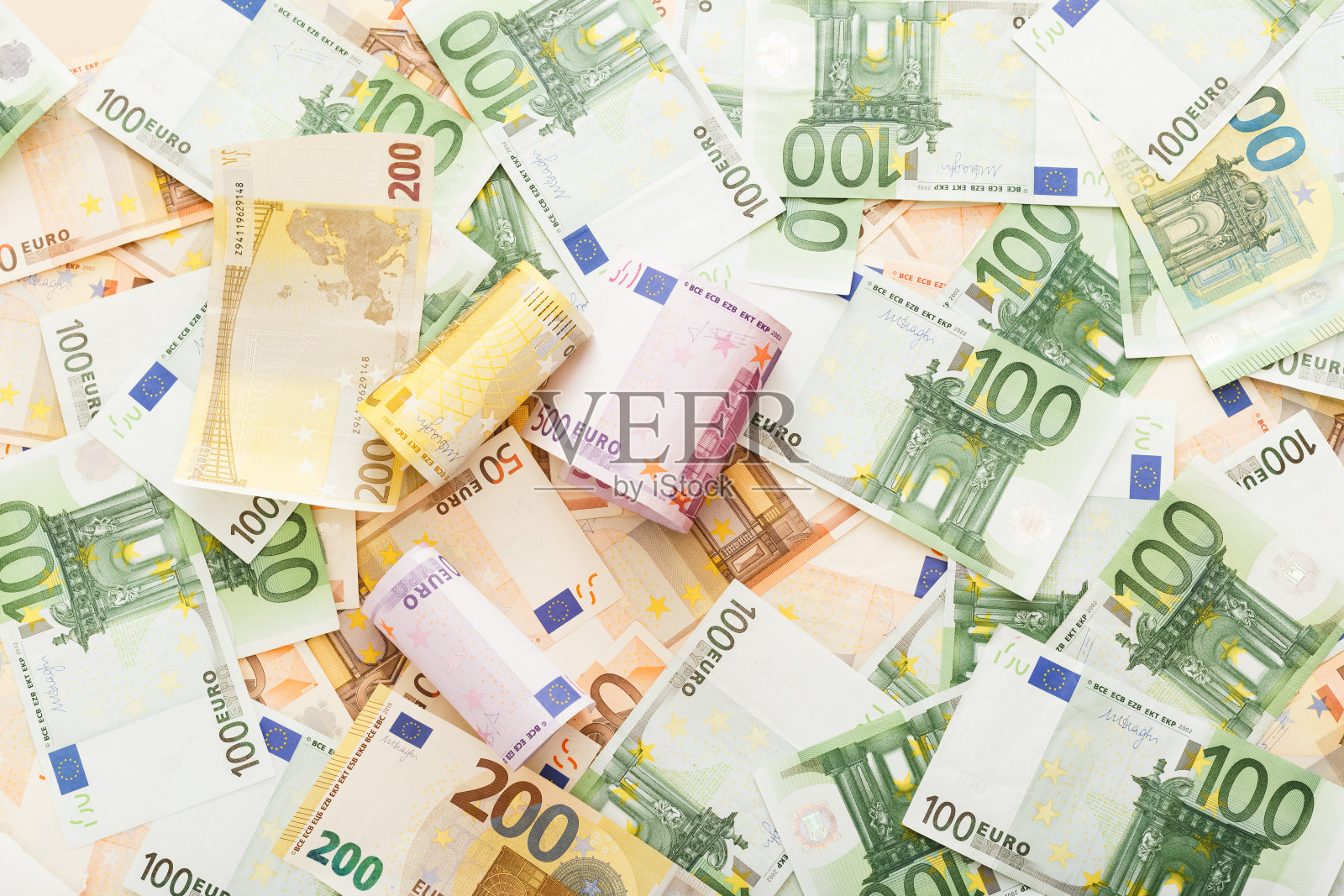 一卷一卷的欧元钞票散落在欧元钞票上。商业，金融，储蓄，银行概念，汇率。框架，复制空间，俯视图。照片摄影图片