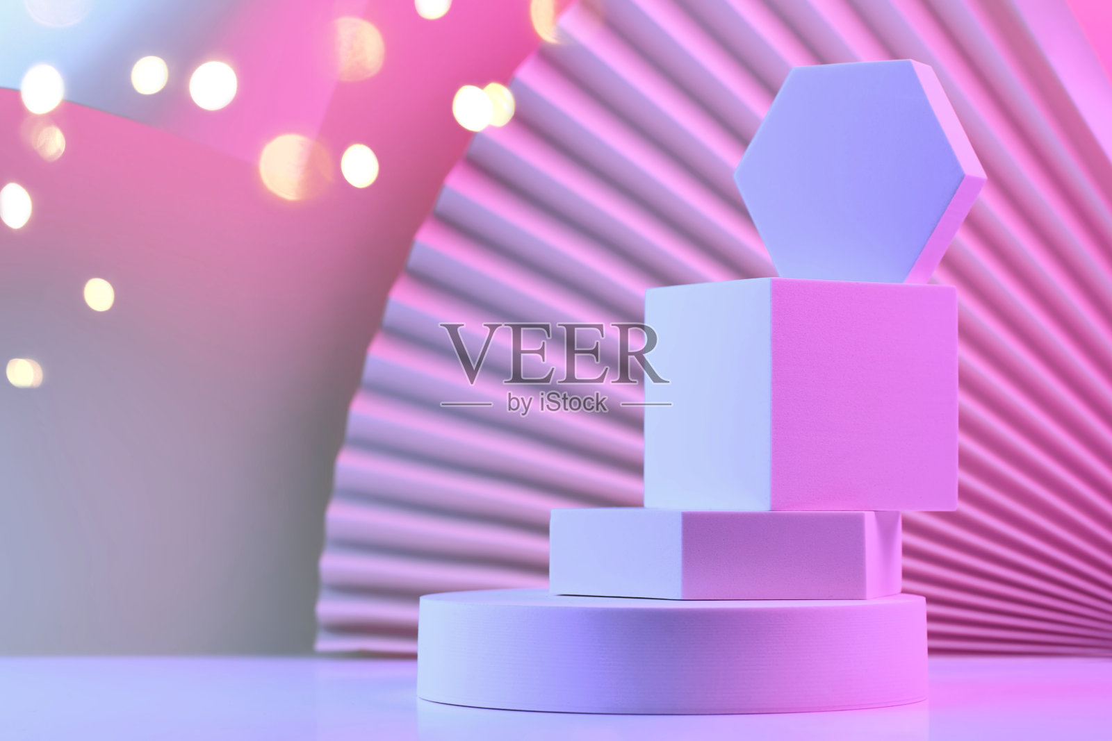 在讲台上的几何形状的金字塔，被霓虹灯照亮，背景的风扇和纸与一个旋转的角度。概念照片摄影图片