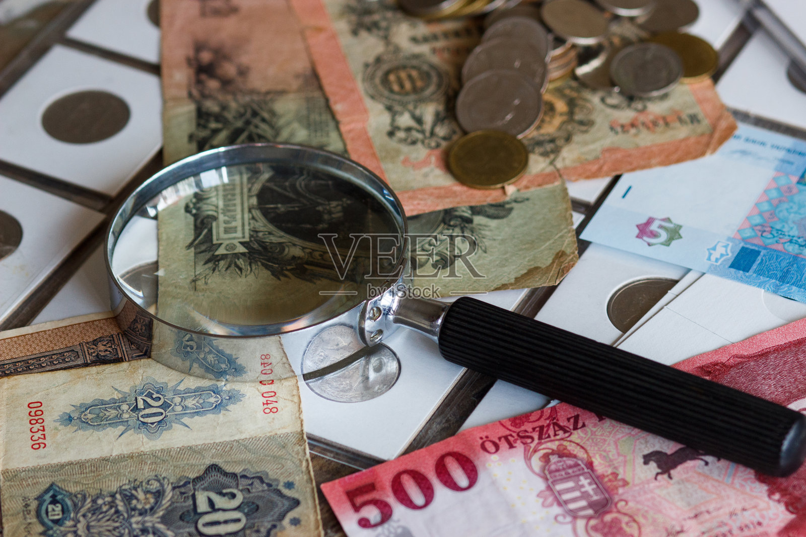 背景来自不同的硬币和旧纸币照片摄影图片