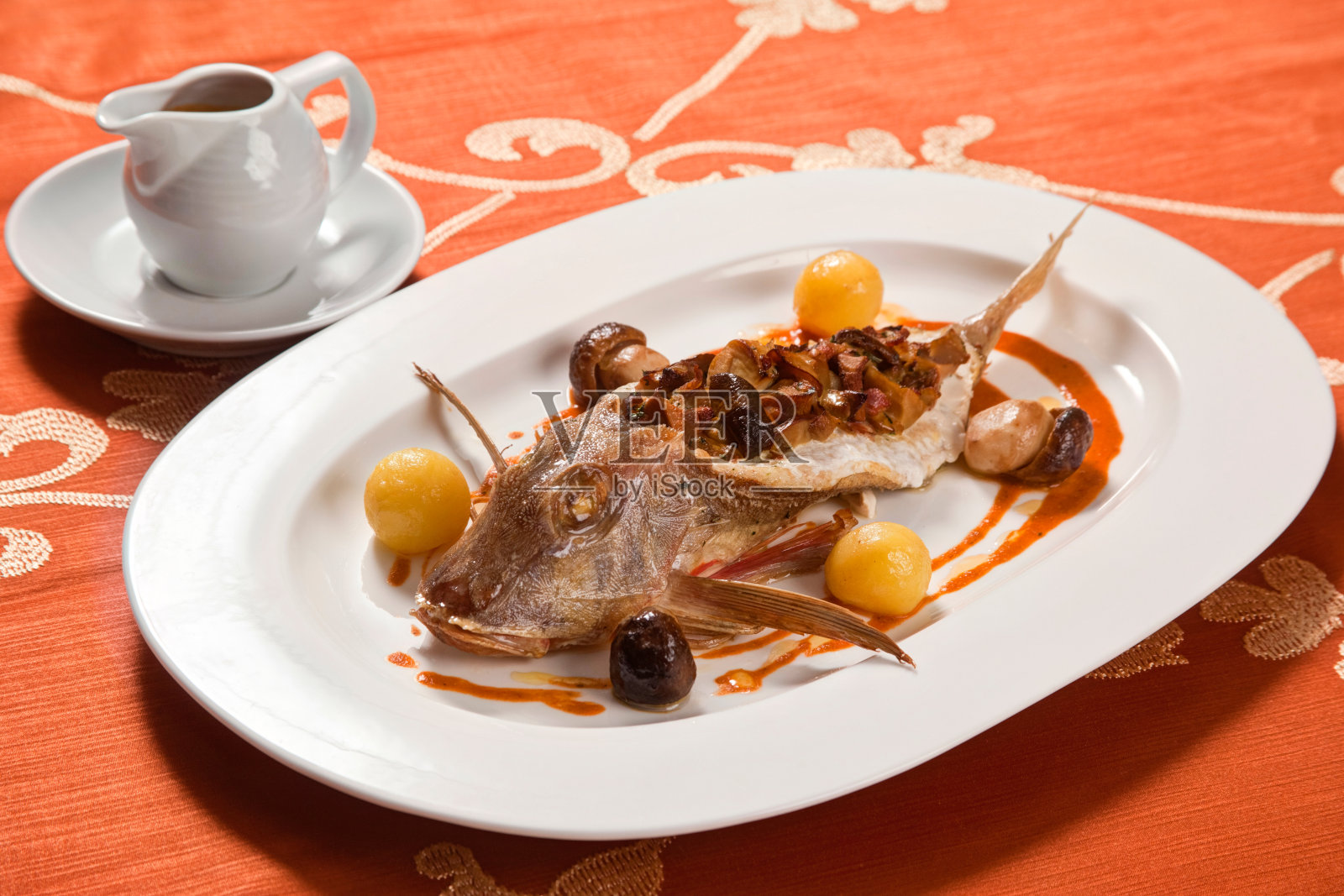 红鲻鱼塞满鸡油菌照片摄影图片