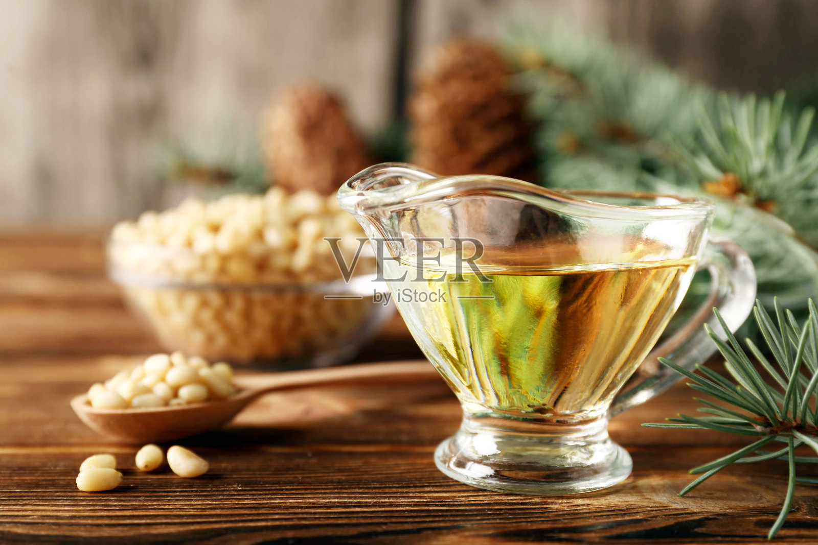 雪松产品:雪松油，坚果，松果，早午餐在木棕色的背景。照片摄影图片