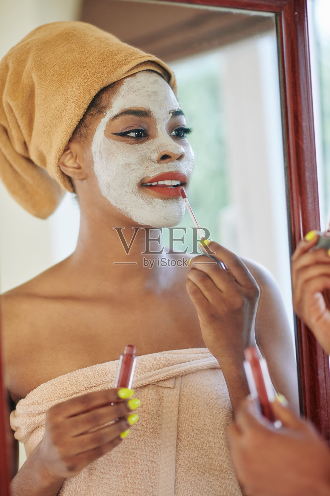 涂抹液体口红的女人照片摄影图片