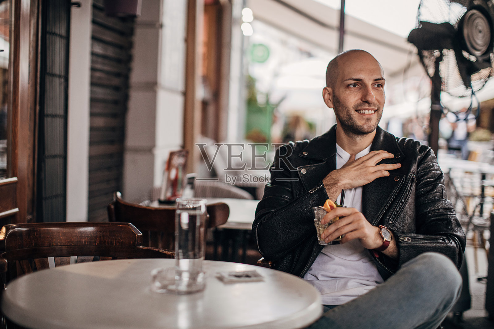 在路边咖啡馆喝鸡尾酒的帅哥照片摄影图片