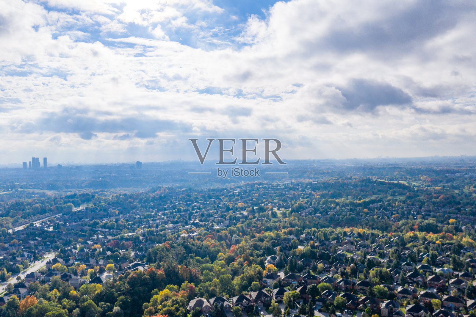 卢瑟福路和伊斯灵顿大街的鸟瞰图，位于Woodbridge的独立复式住宅在沃恩，安大略省，加拿大照片摄影图片