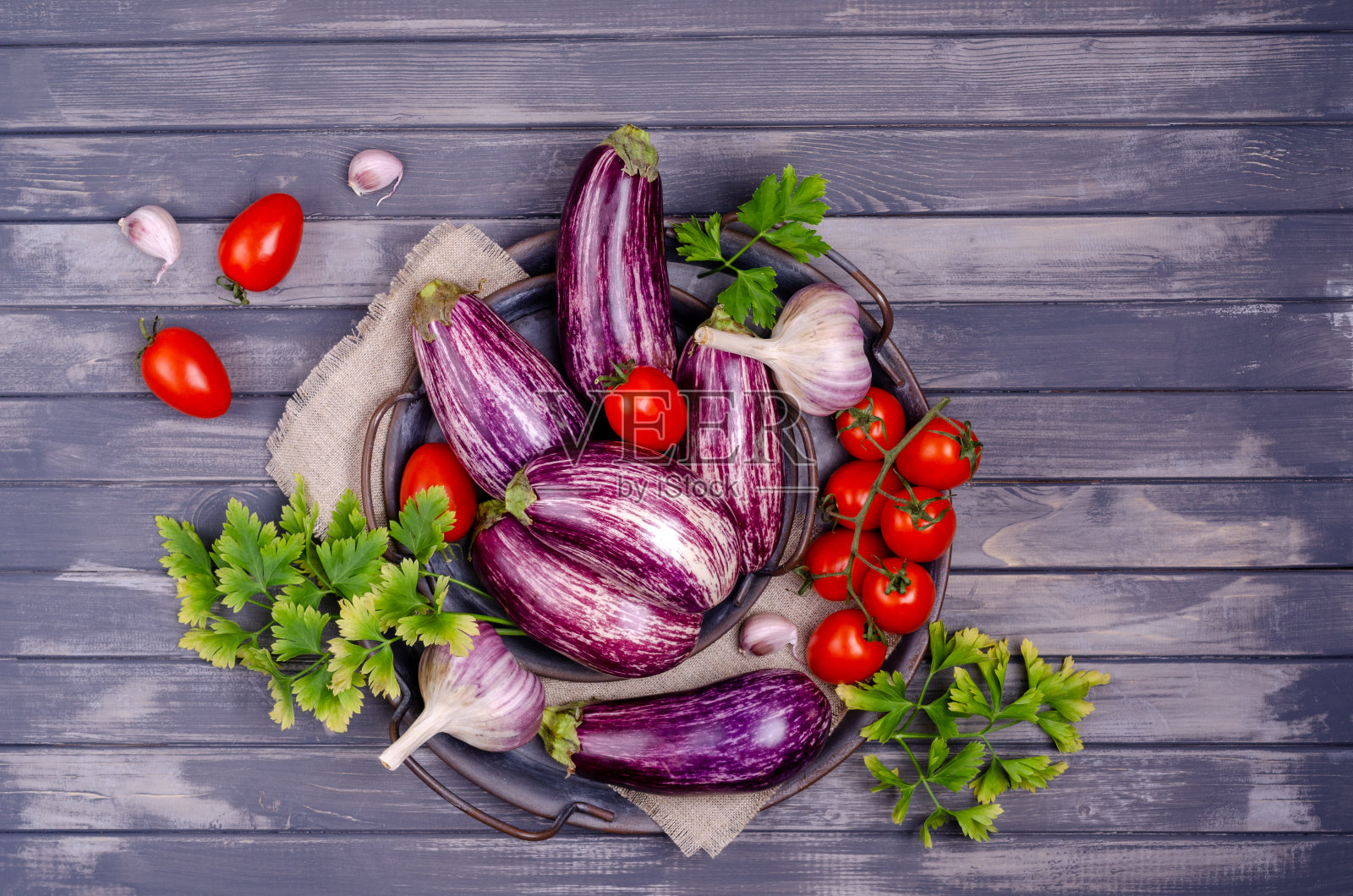 生蔬菜配金属盘照片摄影图片