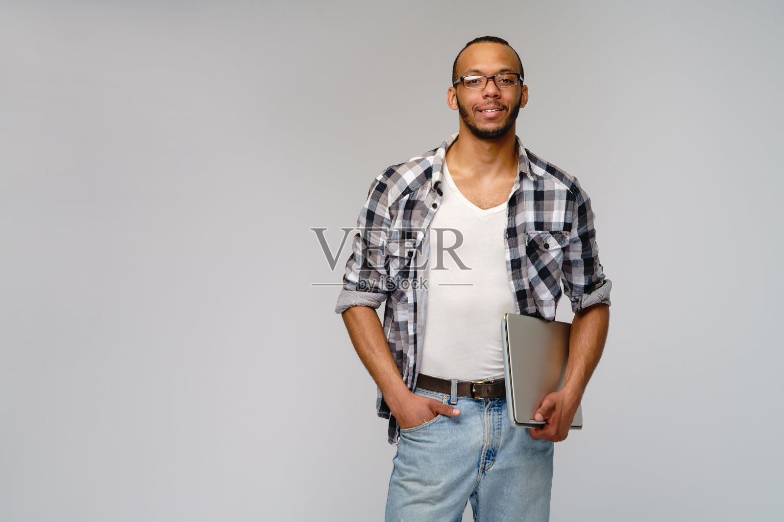 一个年轻的非裔美国人用一台笔记本电脑工作照片摄影图片