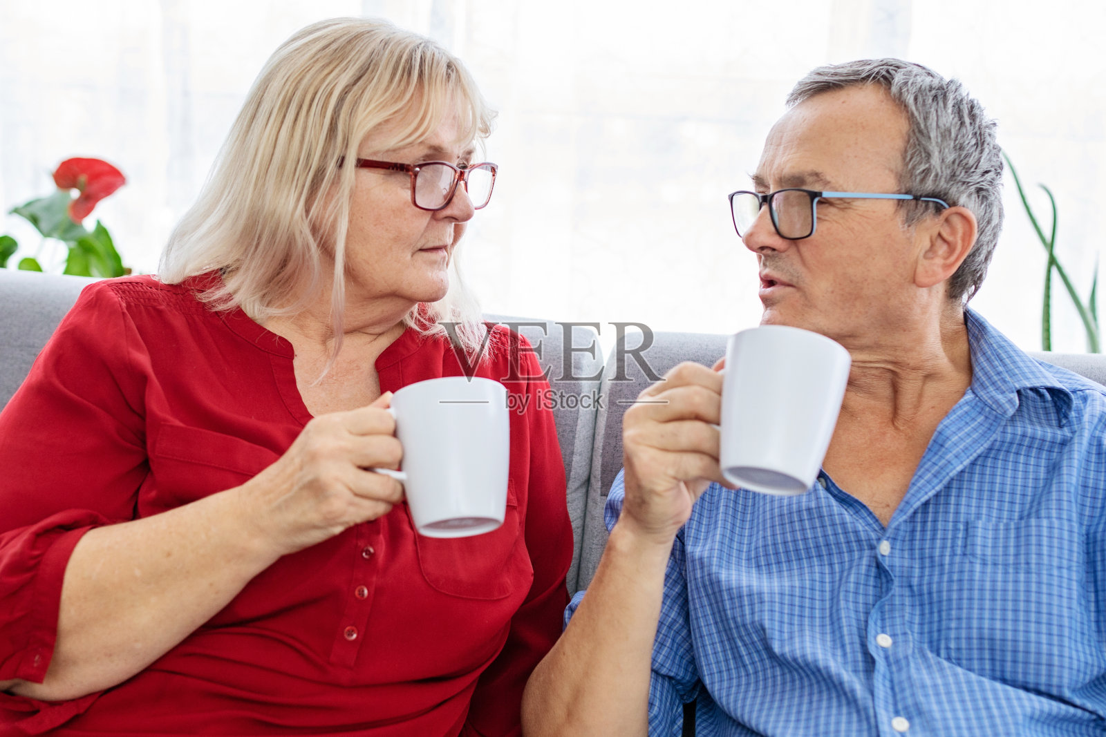 喝咖啡的成熟夫妇照片摄影图片