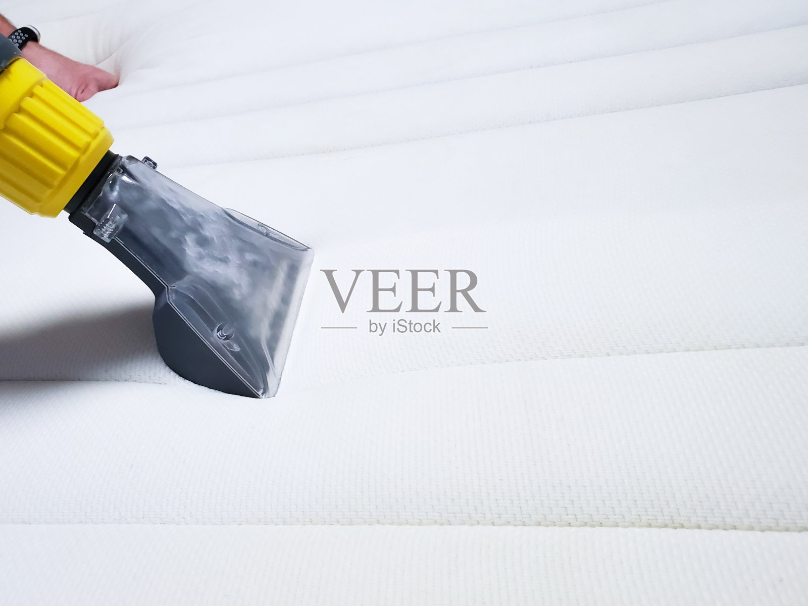 干洗床上的白色床垫。湿法净化照片摄影图片