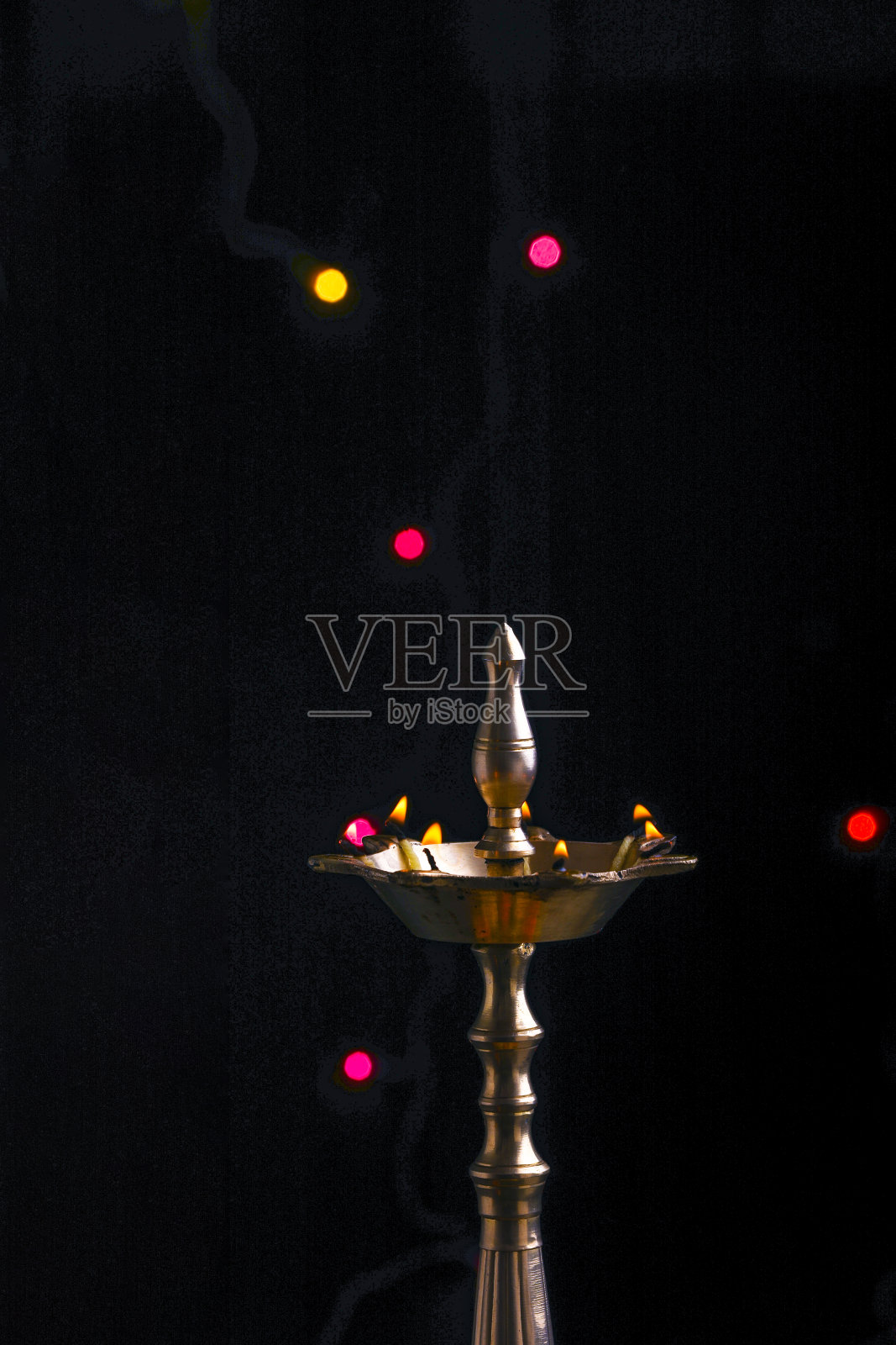 在排灯节庆祝期间，彩色的粘土Diya灯点燃照片摄影图片