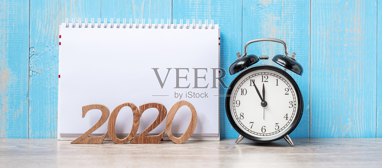 2020年与空白笔记本，黑色复古闹钟和木制数字。新的开始，决议，目标，计划，行动和使命概念照片摄影图片