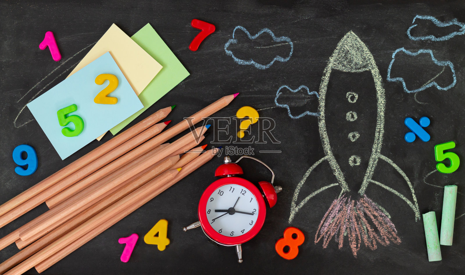 回到学校背景与火箭和教育用品俯视图照片摄影图片