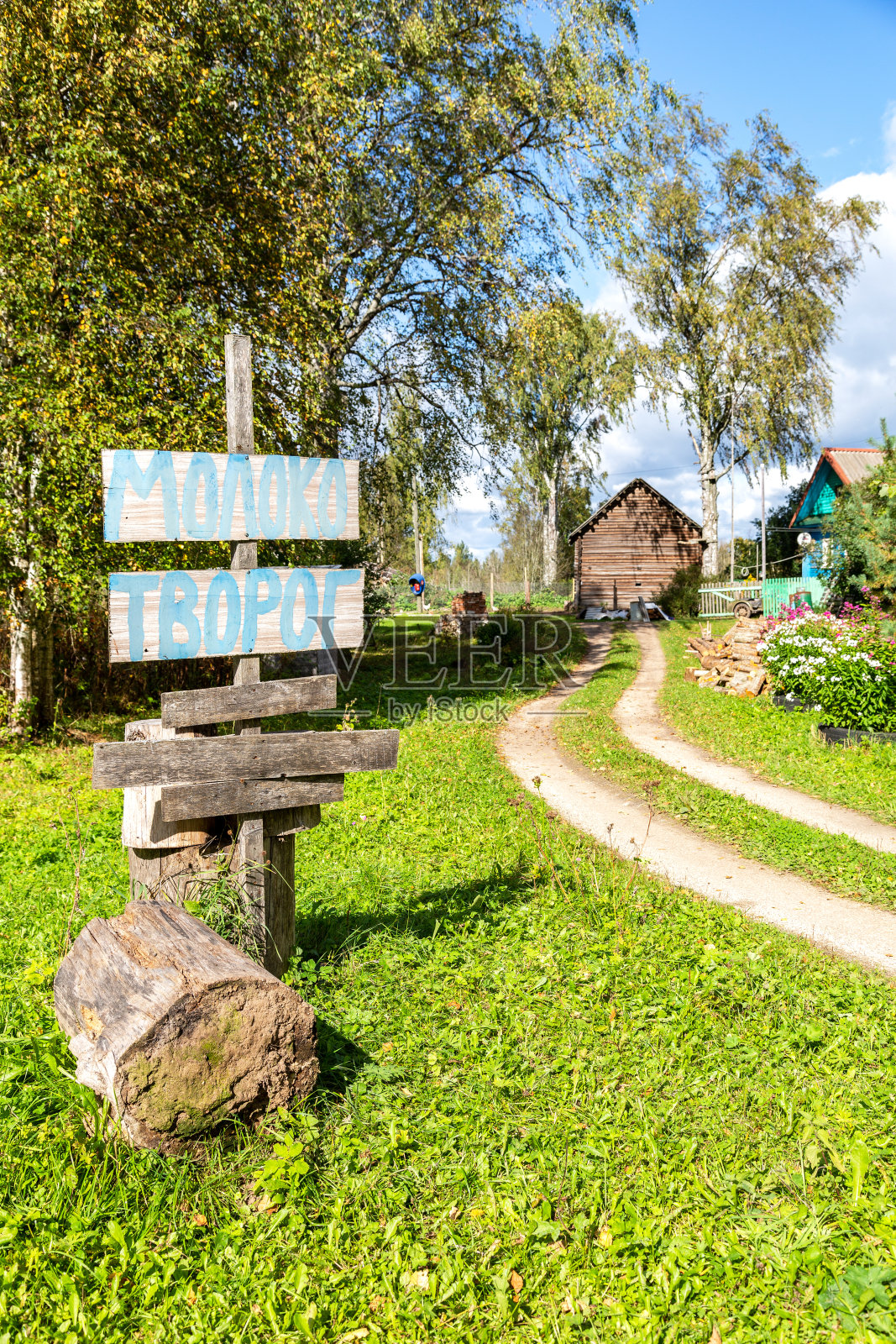 卖牛奶和白软干酪的自制招牌。俄文:牛奶，凝乳照片摄影图片