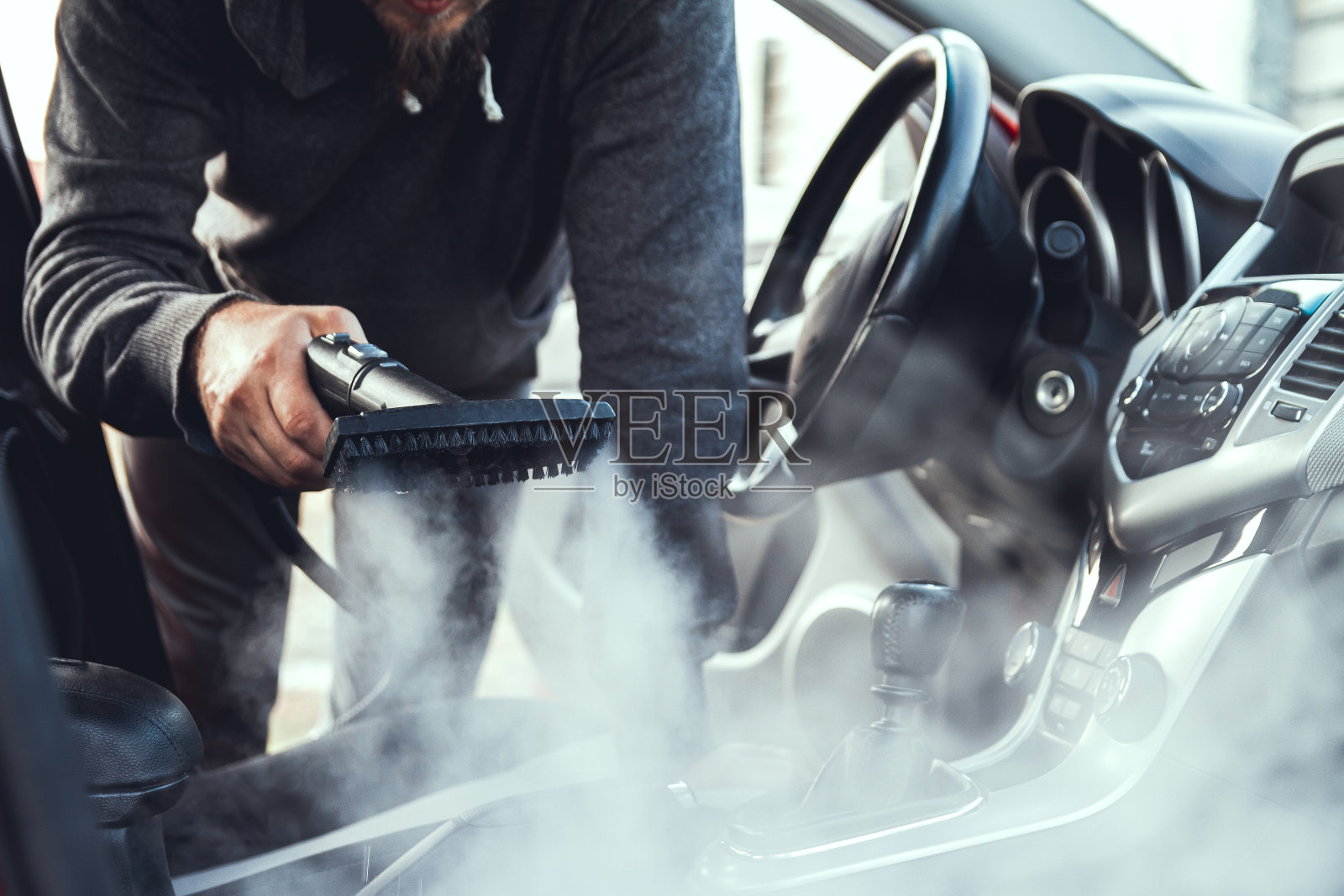 用蒸汽清洗和消毒汽车内部和汽车照片摄影图片