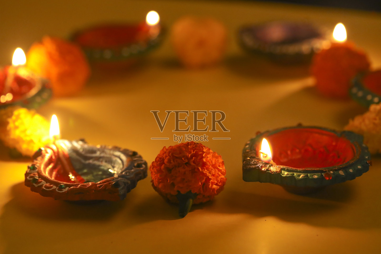 快乐的排灯节或快乐的deepavali贺卡使用diya或油灯的照片照片摄影图片