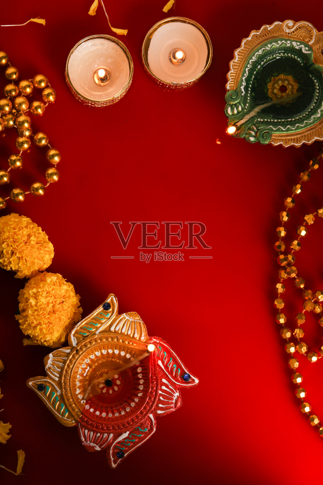 快乐的排灯节或快乐的deepavali贺卡使用diya或油灯的照片照片摄影图片