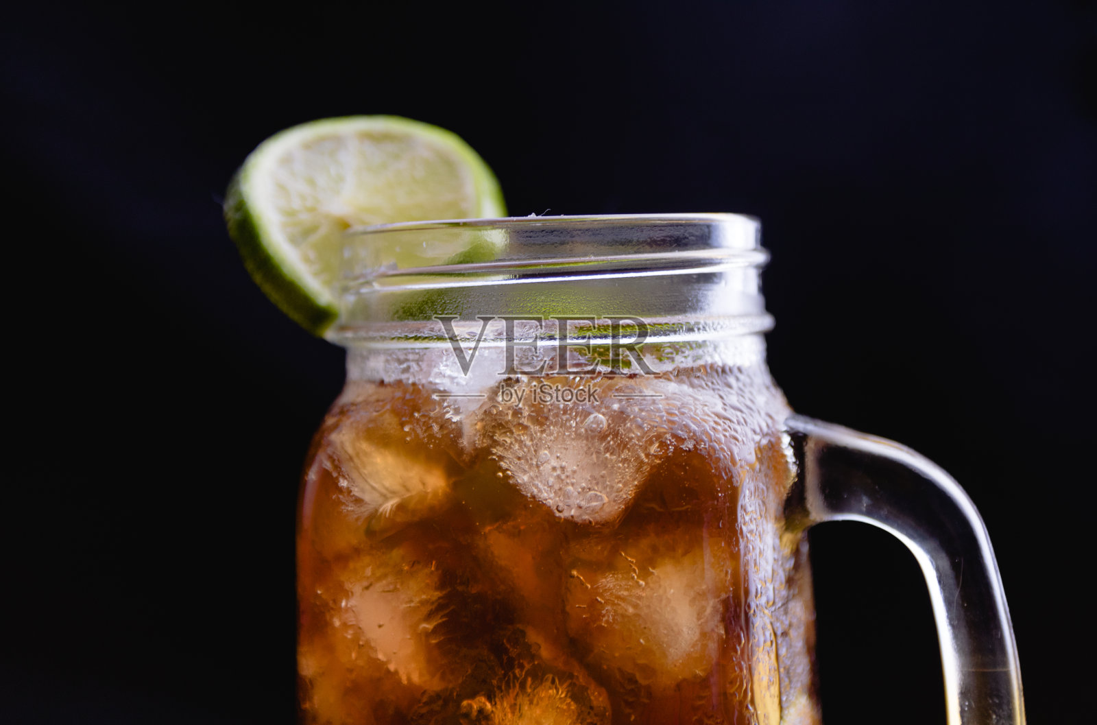 把一杯可乐加冰块照片摄影图片