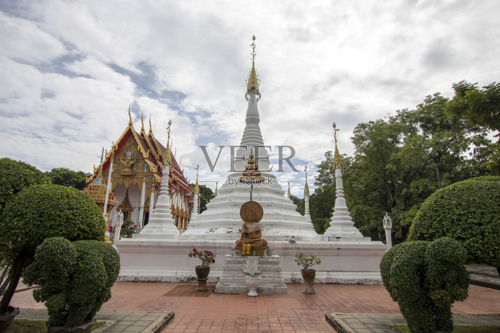 Wat Chompooek是一个美丽的寺庙，也是Nonthaburi省的一个重要的旅游目的地。照片摄影图片