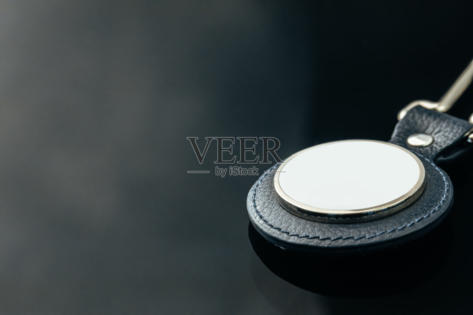 黑色玻璃背景上的金属按键魅力照片摄影图片