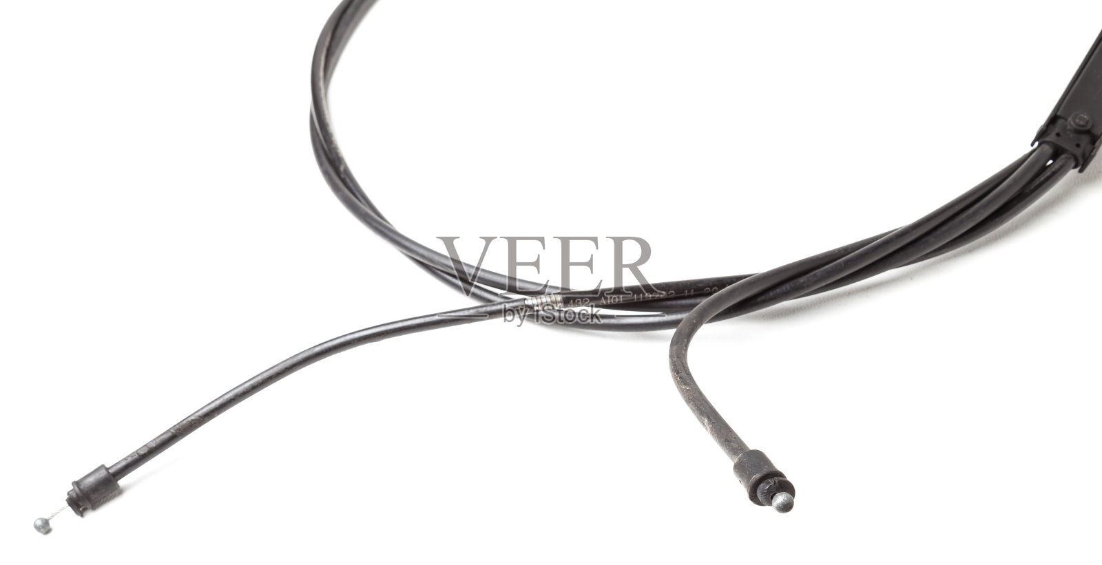 拆卸的备件从汽车上的白色隔离背景是一个引擎盖打开电缆更换和维修。废旧零件来自垃圾场的目录。照片摄影图片