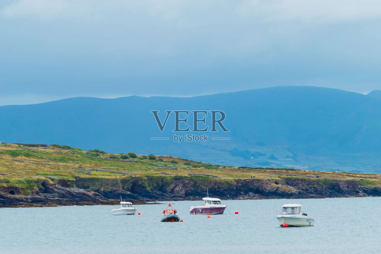 爱尔兰湾的船只照片摄影图片