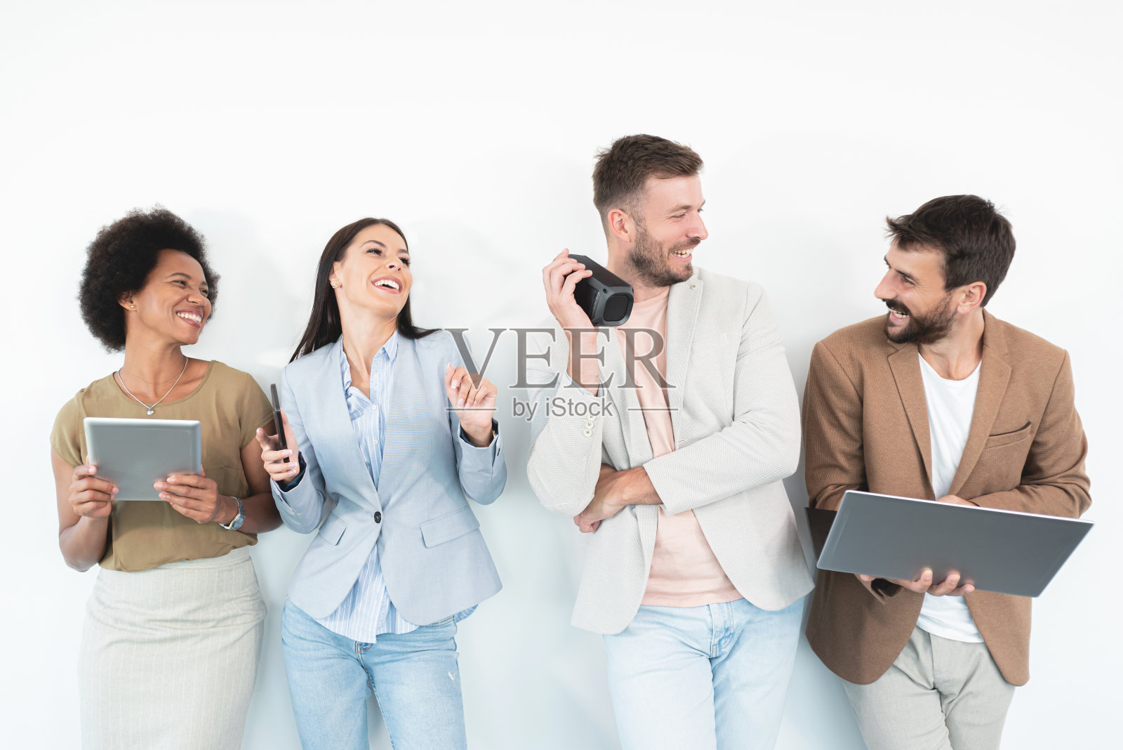 快乐的商务人士拿着无线设备在白色的背景照片摄影图片