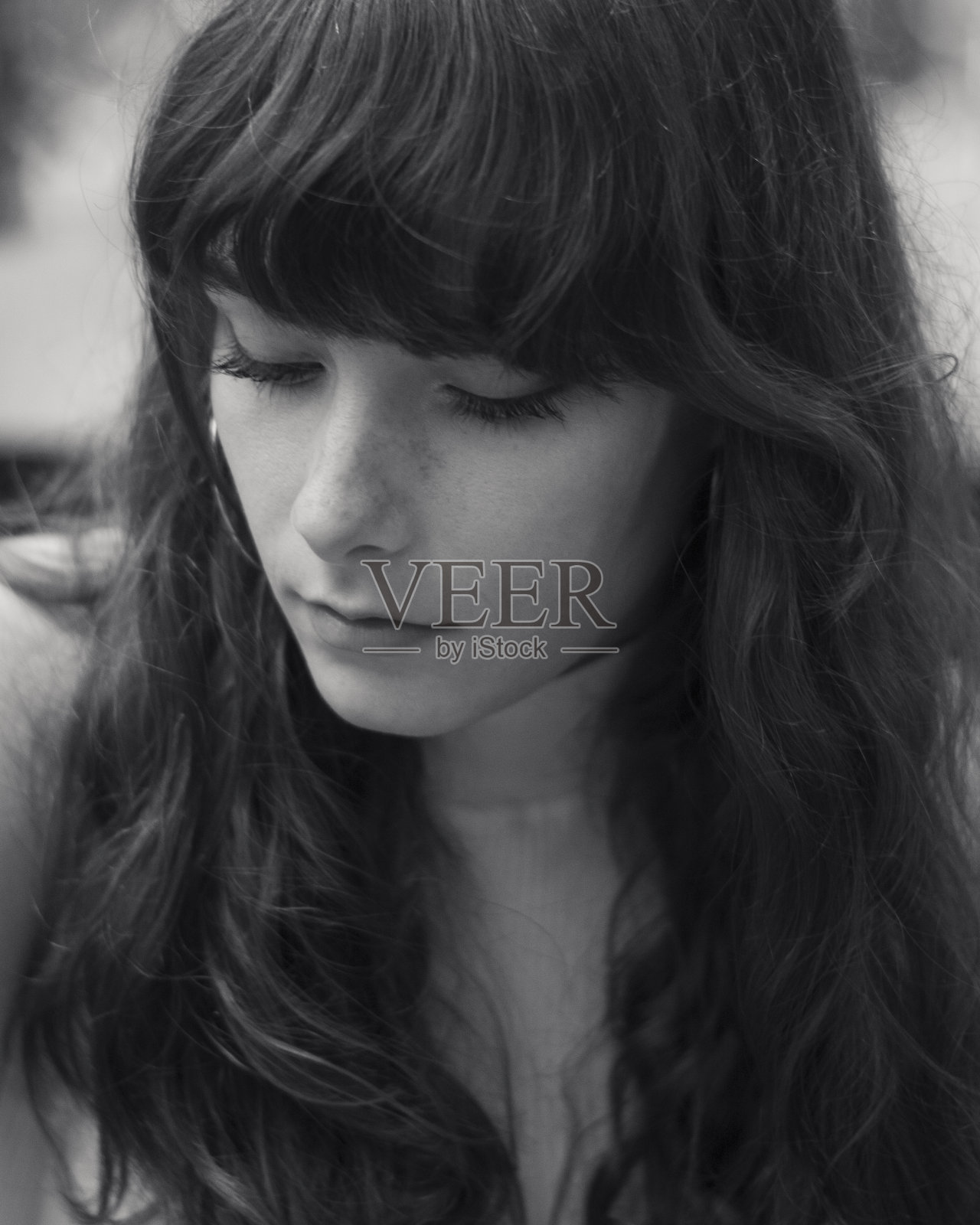 一个白人女孩的艺术黑白肖像。照片摄影图片