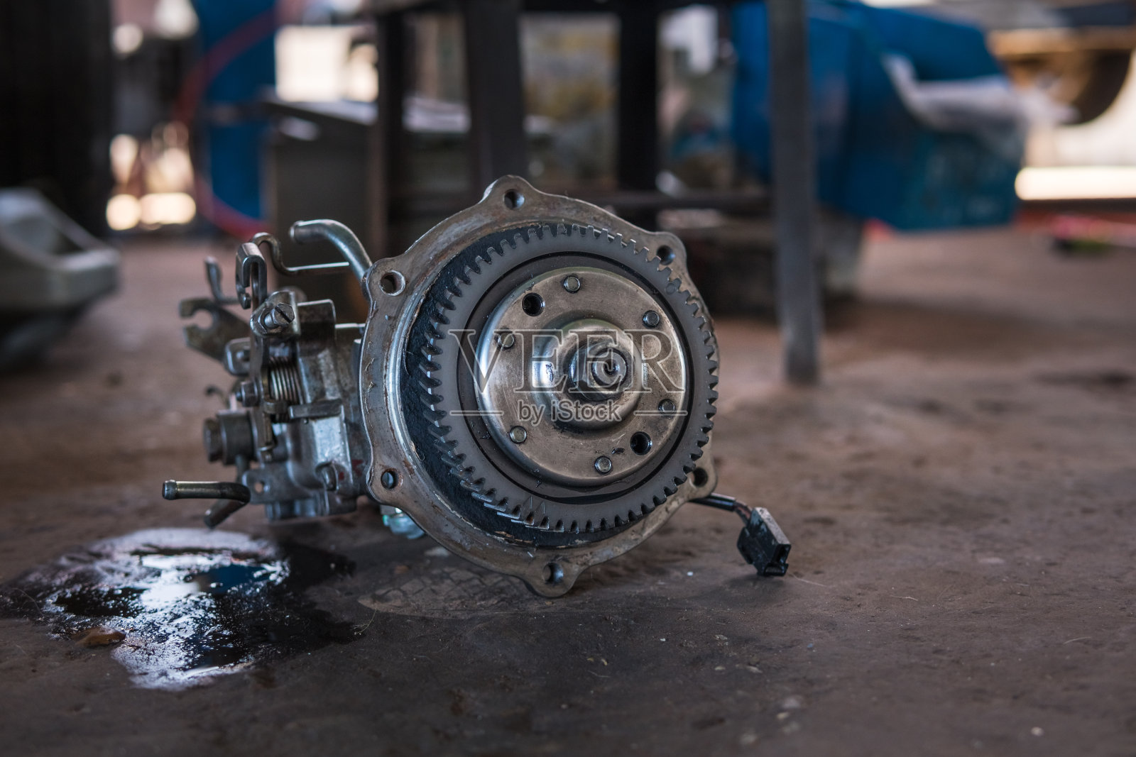 车库里的旧汽车引擎照片摄影图片