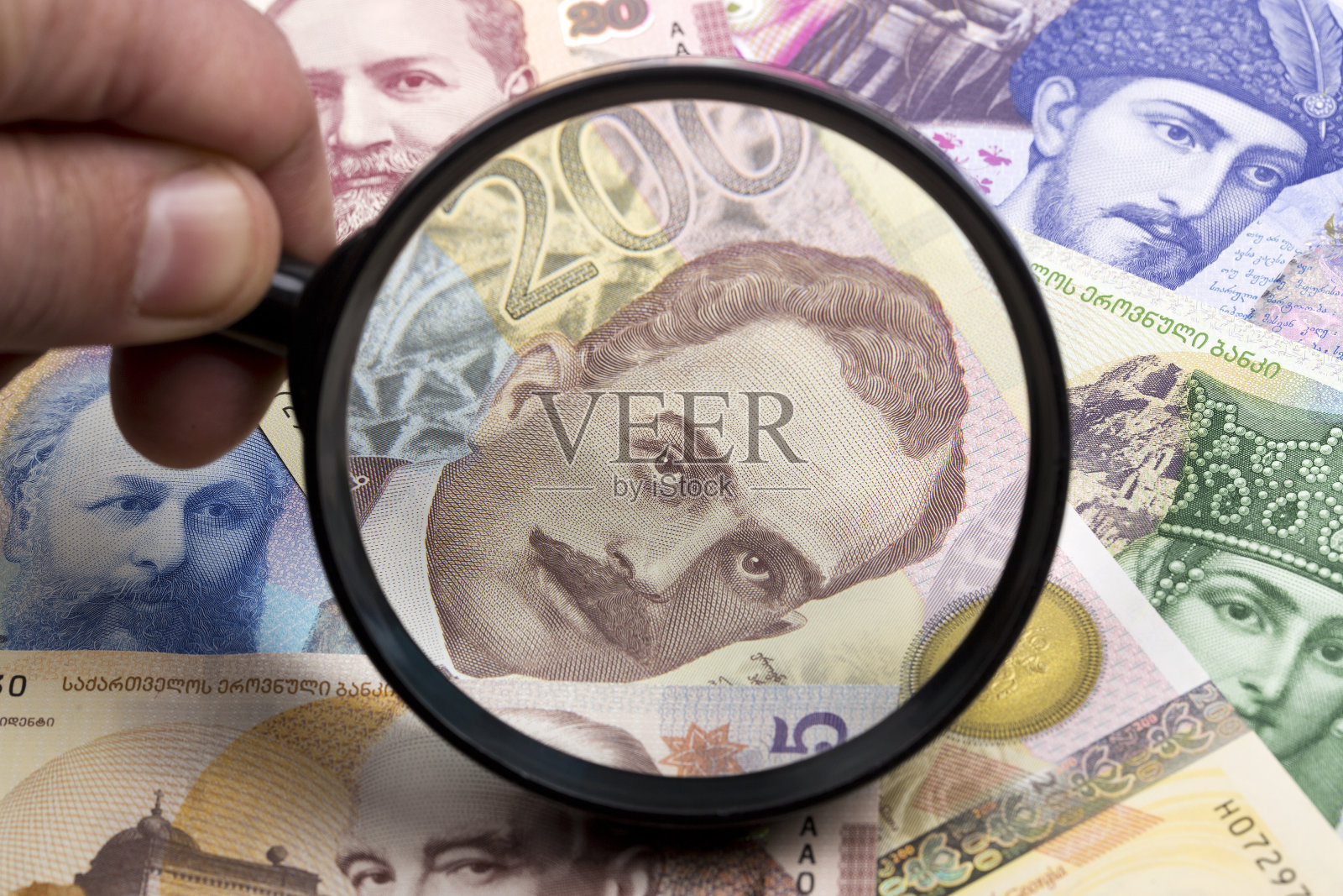 格鲁吉亚的拉里在放大镜里照片摄影图片