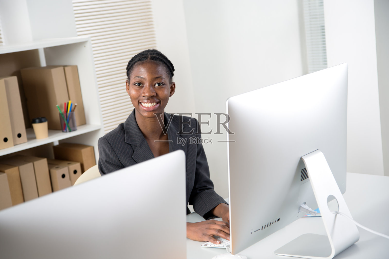 非裔美国女商人在办公室里看着照相机的肖像照片摄影图片